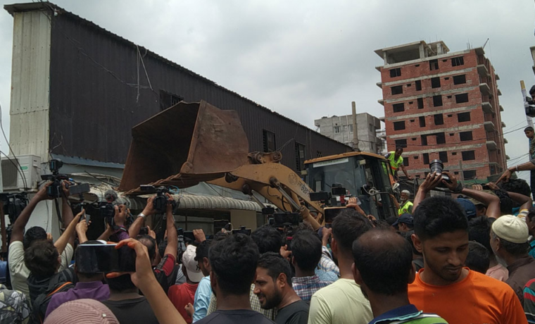 সাদিক অ্যাগ্রোর অবৈধ অংশ গুঁড়িয়ে দিচ্ছে ডিএনসিসি