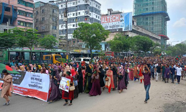 বঙ্গভবন অভিমুখে কোটাবিরোধী আন্দোলনকারী শিক্ষার্থীরা