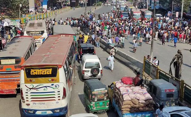 রাজধানীর বিভিন্ন সড়কে অটোরিকশাচালকদের অবরোধ, ট্রেন চলাচল বন্ধ