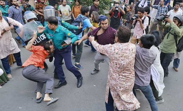 ধর্ষণবিরোধী বিক্ষোভকারীদের সঙ্গে পুলিশের সংঘর্ষ