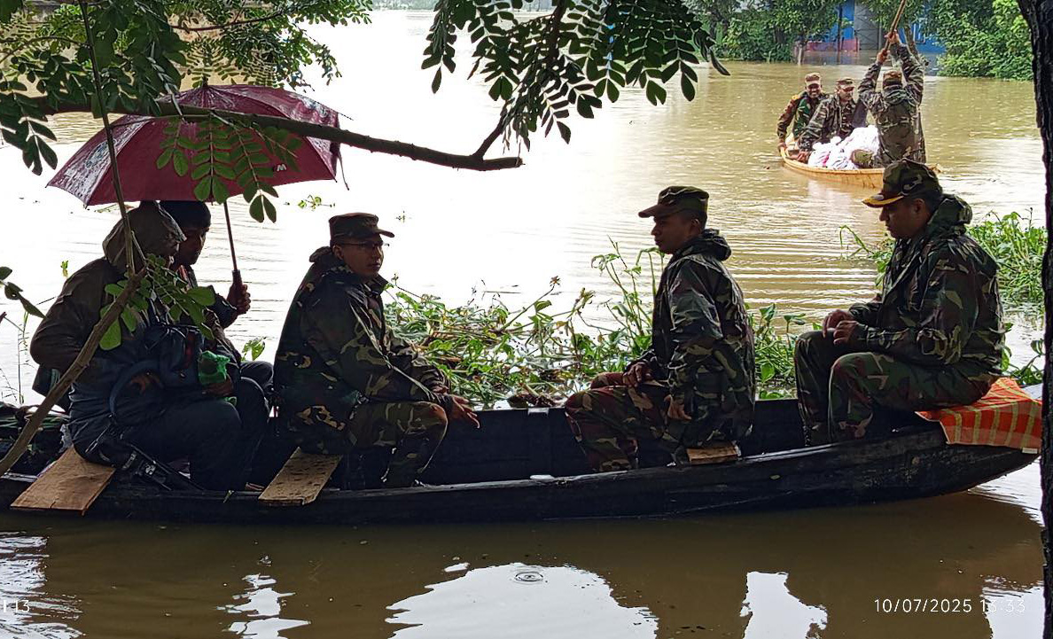 ফেনীর বন্যা মোকাবেলায় কাজ করছে সেনাবাহিনী