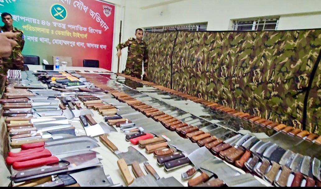 নিউ মার্কেটে অভিযানে প্রায় ১১০০ ধারাল অস্ত্র উদ্ধার