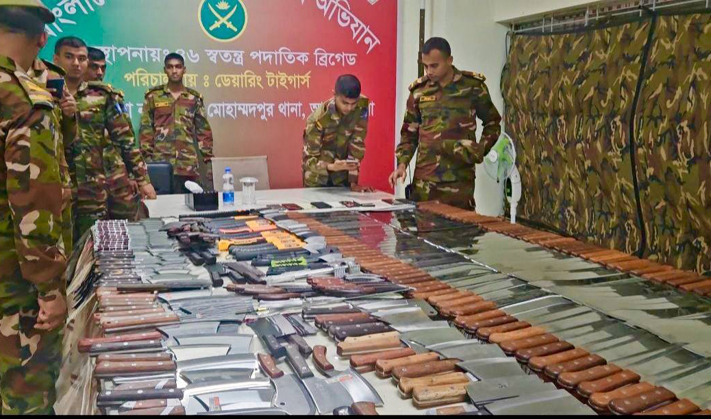 নিউ মার্কেটে অভিযানে প্রায় ১১০০ ধারাল অস্ত্র উদ্ধার