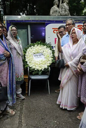 শহীদ মিনারে সৈয়দ মনজুরুল ইসলামের মরদেহে শ্রদ্ধা