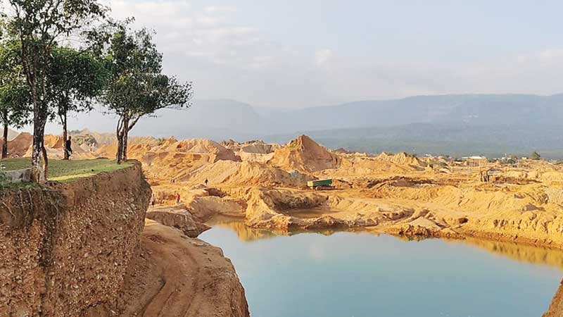 সিন্ডিকেটে চলে পাথর-বালু-সিলিকা-লুটপাট