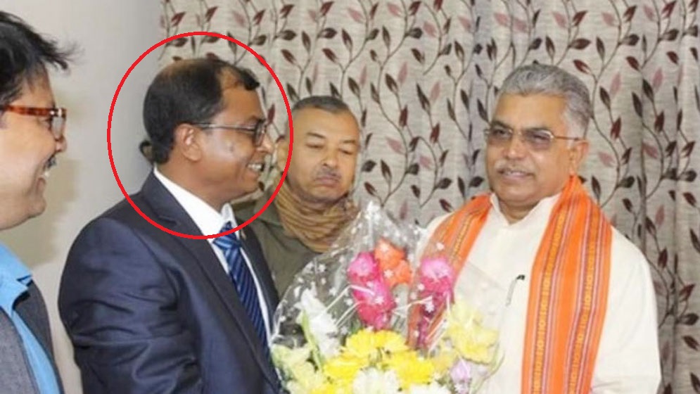 উগ্র হিন্দুত্ববাদী বিজেপি নেতা দিলীপ ঘোষের সঙ্গে বিতর্কিত ব্যক্তিত্ব ওয়ার্ল্ড হিন্দু স্ট্রাগলের প্রতিষ্ঠাতা সভাপতি শিপন কুমার বসু। ছবি-সংগৃহীত