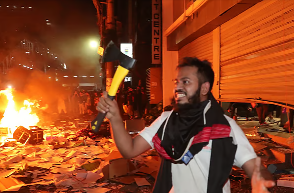 ডেইলি স্টার থেকে কম্পিউটার নিয়ে যাওয়া যুবক গ্রেপ্তার