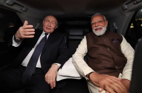 ভারতে পৌঁছেছেন পুতিন, প্রথা ভেঙে বিমানবন্দরে মোদি
