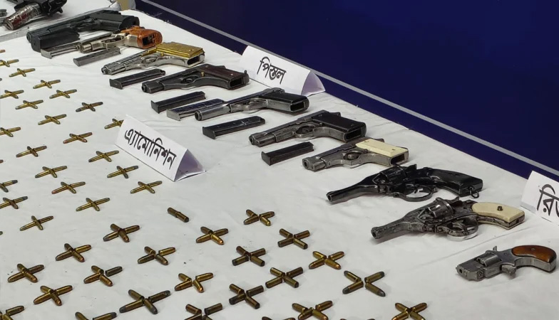 ১৩ অস্ত্রসহ সুব্রত বাইনের সহযোগী দীপু গ্রেপ্তার