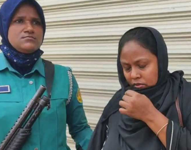 খুলনায় জাপান-ব্রিটেনে তৈরি ৫ পিস্তল ও বিপুল গুলিসহ নারী আটক