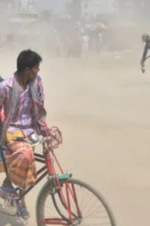 ফের বায়ুদূষণে বিশ্বে শীর্ষে ঢাকা, দ্বিতীয় জাকার্তা ও তৃতীয় কলকাতা