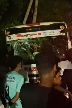চট্টগ্রামে বাস-লেগুনার মুখোমুখি সংঘর্ষে নিহত ৩